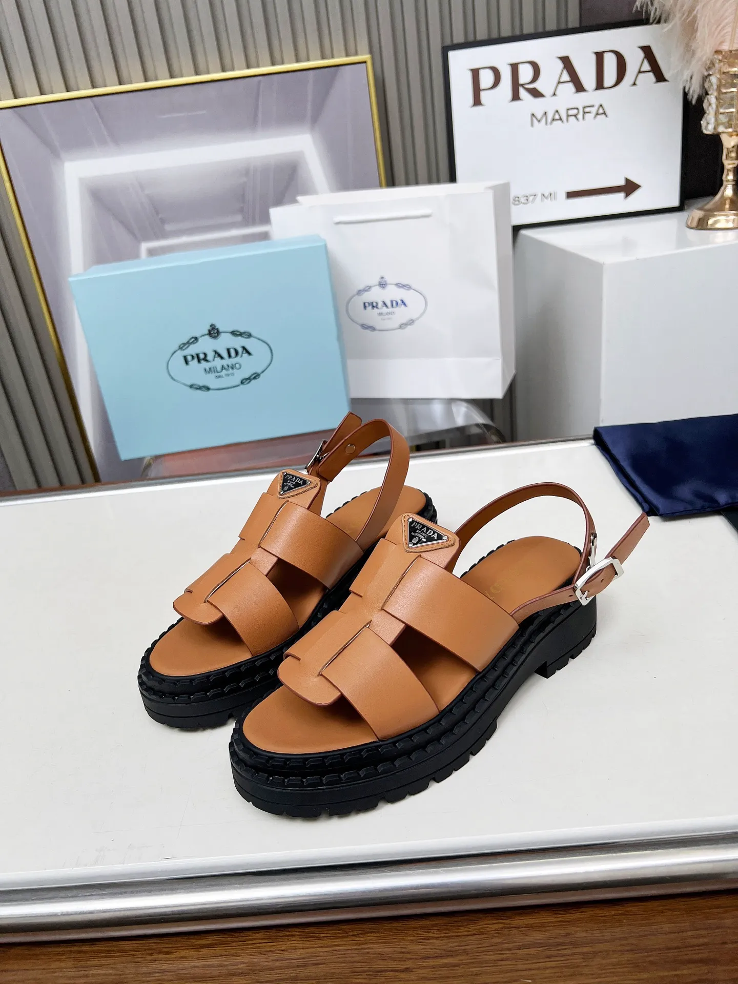 👟👟Ex-factory price 420👟👟 PRADA/Prada 25ss new spring and summer sandals. The simple design is probably the most popular thing about it. It is not the kind that is found on the street. It has its own brand personality. The fabric is made of calfskin and the lining is mixed sheepskin. Heel height: 4.5cm Size: #35-41 (35 41 custom-made is not returnable)